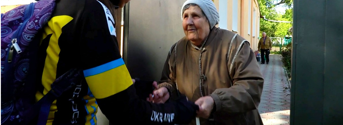Header image showing people in Ukraine that the Foundation's grant to the DEC was able to support